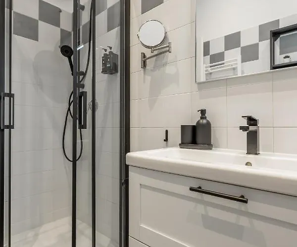 Imperium House - Con Giardino Privato, 3 Minuti Da Metro Piazza Bologna, A-c, Apartment