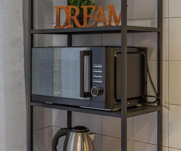 Apartment Imperium House - Con Giardino Privato, 3 Minuti Da Metro Piazza Bologna, A-c, Rome