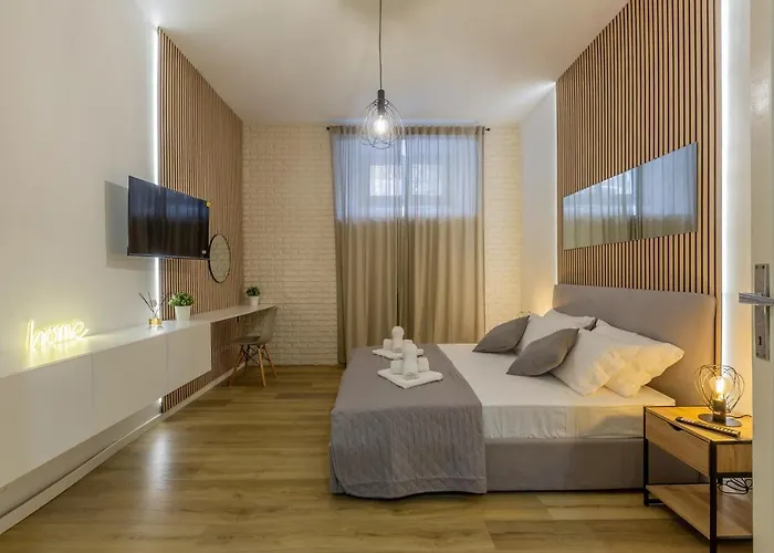 Imperium House - Con Giardino Privato, 3 Minuti Da Metro Piazza Bologna, A-c, Apartment *